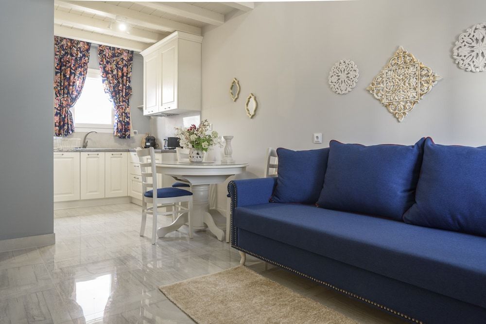 Nafsika Suites