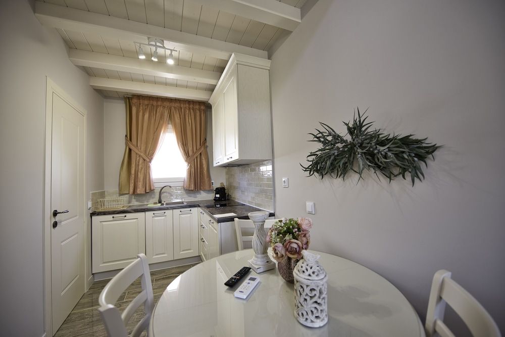 Nafsika Suites