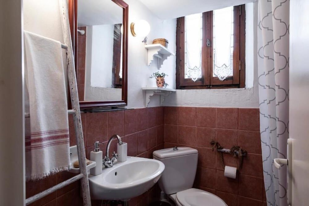 Kanto's Guesthouse Traditional Bungalow, Garden View 8