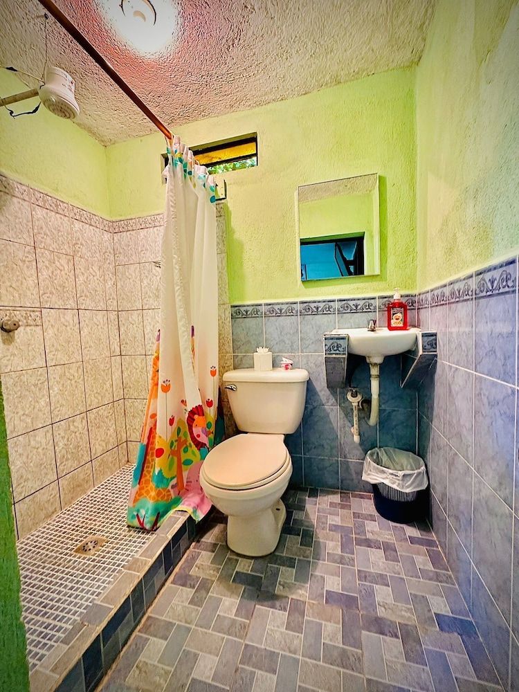 Hotel Emiss Panajachel Standard Quadruple Room 7