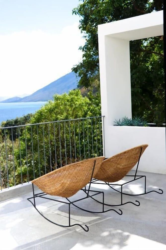 Aviva Hotel Deluxe Room 7