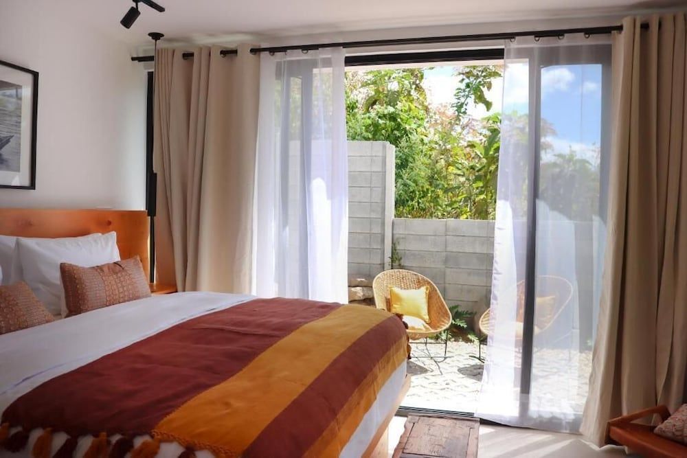 Aviva Hotel Deluxe Room 3