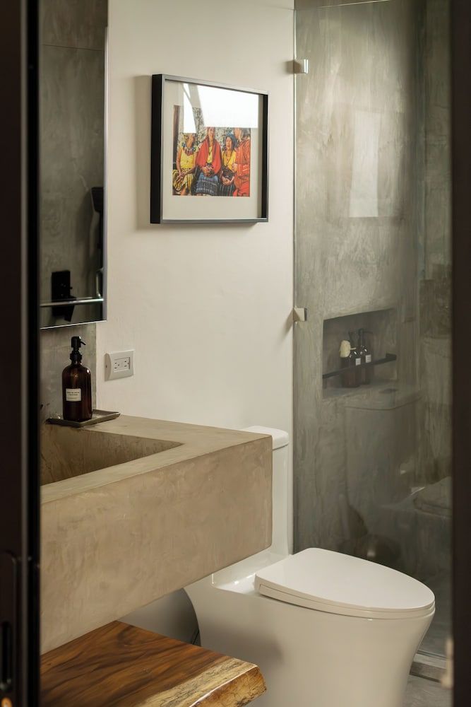 Aviva Hotel Deluxe Room 11