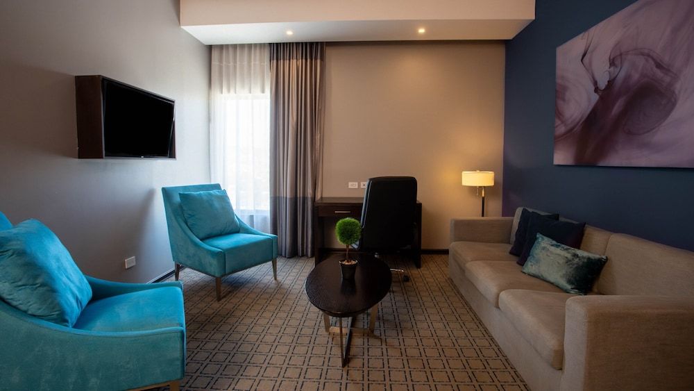Suite, 1 King Bed with Sofa bed, Non Smoking