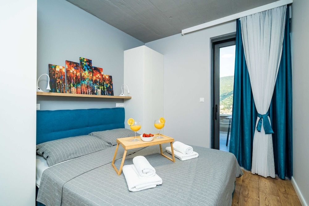 Apartment (Two-Bedroom Apartment with Shared Poo)