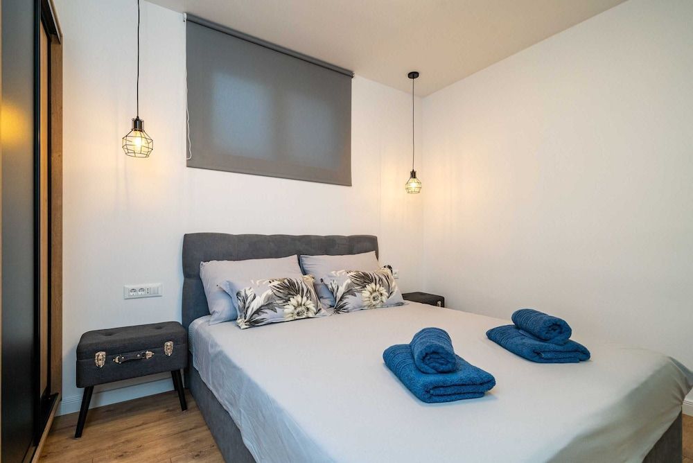 Apartment (Two-Bedroom Apartment with Shared Poo)