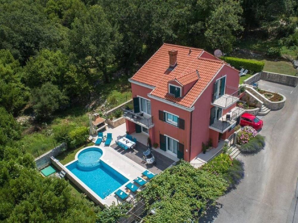 Villa (Five Bedroom Villa with Swimming pool)