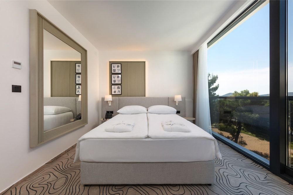 Seesea Hotel SUPERIOR DOUBLE ROOM FRENCH BALCONY 2