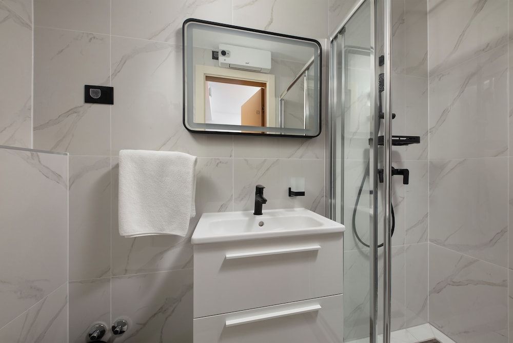 Seesea Hotel SUPERIOR DOUBLE ROOM FRENCH BALCONY 5