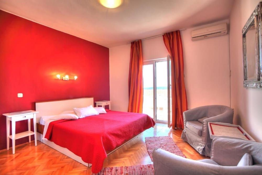 Room in Guest Room - Plava Laguna Bed and Breakfast Shared Dormitory, Multiple Bedrooms, Smoking, Terrace 3