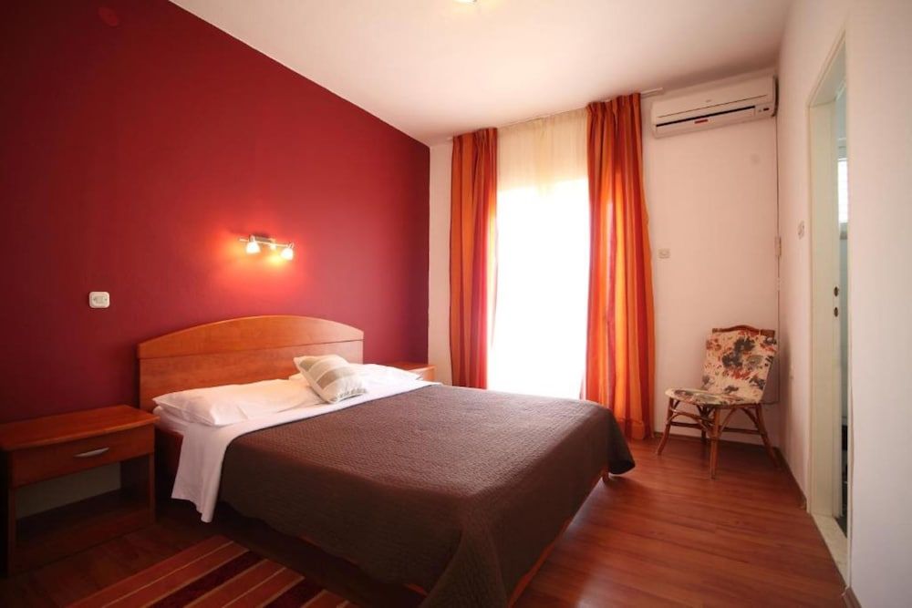 Room in Guest Room - Plava Laguna Bed and Breakfast Shared Dormitory, Multiple Bedrooms, Smoking, Terrace 2