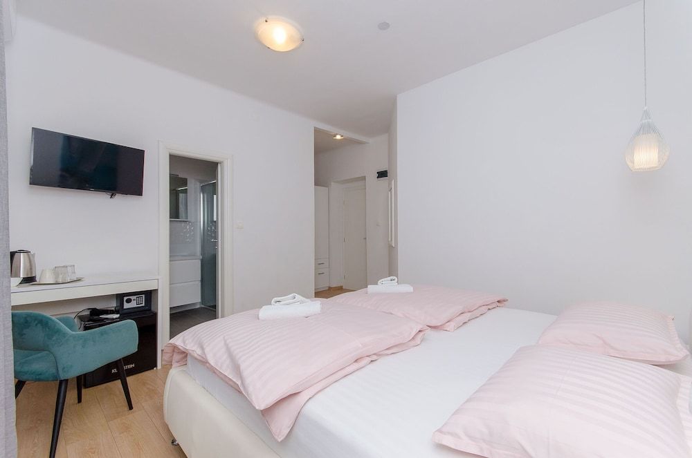 Apartment and Room Columbo Room (S1) 3