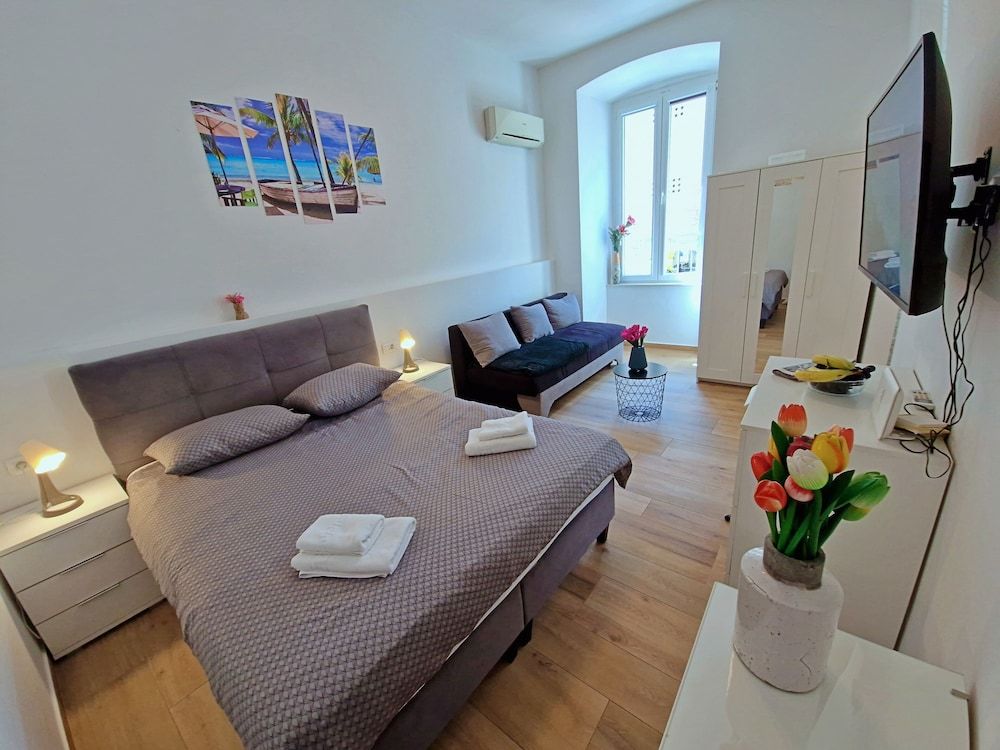 Lola's Place Comfort Studio, 1 Queen Bed with Sofa bed, Non Smoking, City View 2