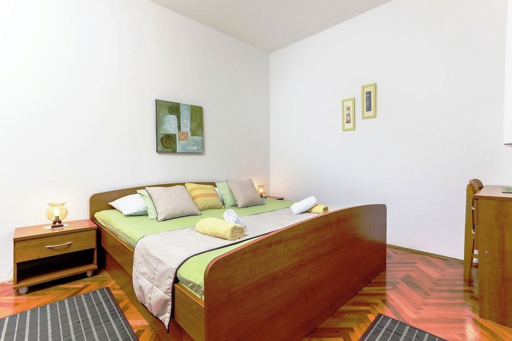 Apartment (Three Bedroom Apartment with Two Balc)