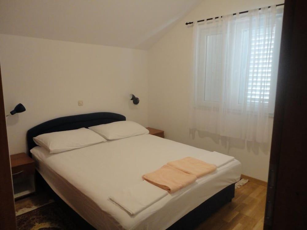 Apartment (Two-Bedroom Apartment with Balcony an)