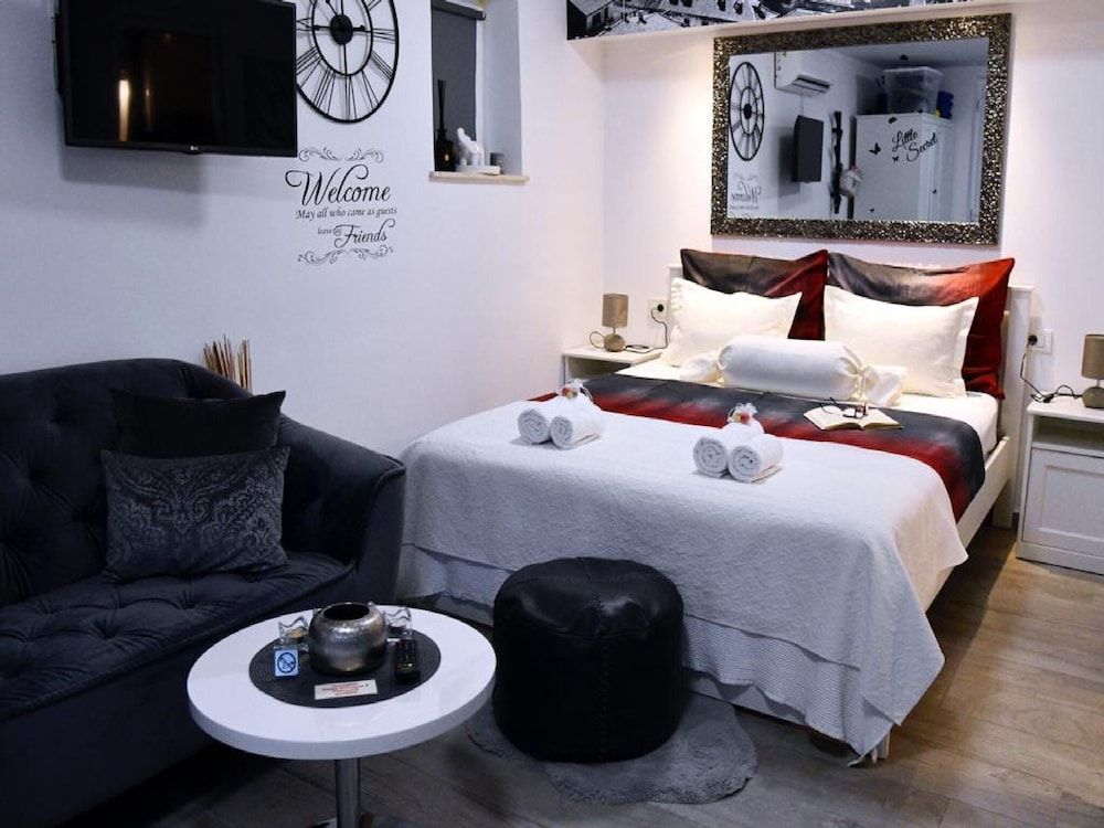 Studio (Studio Apartment)