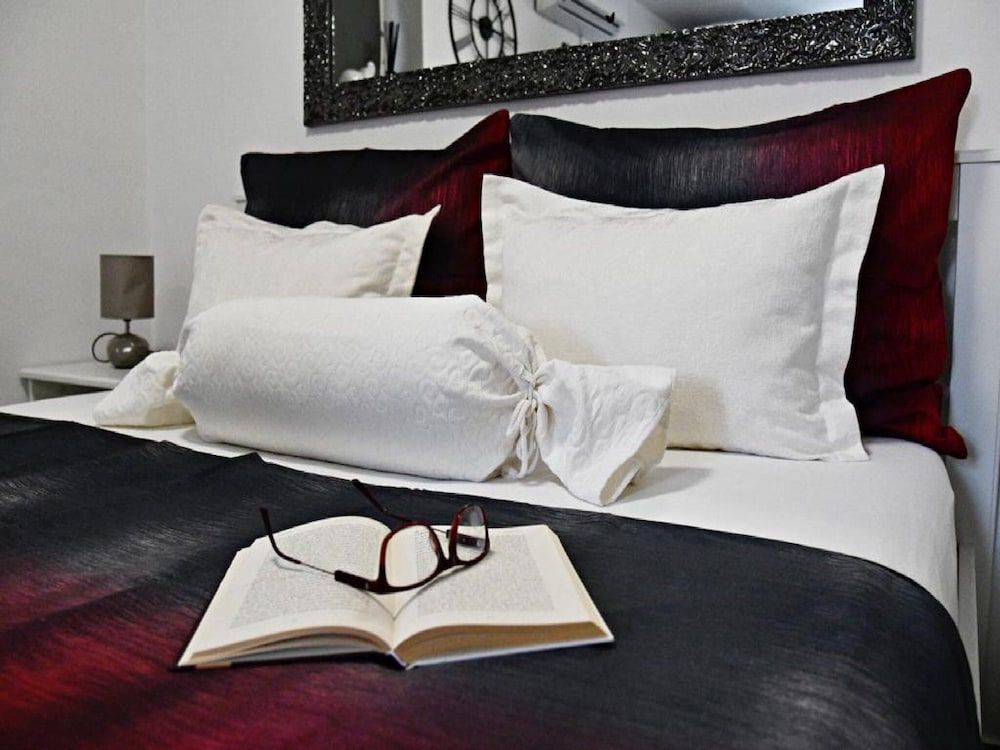 Studio (Studio Apartment)