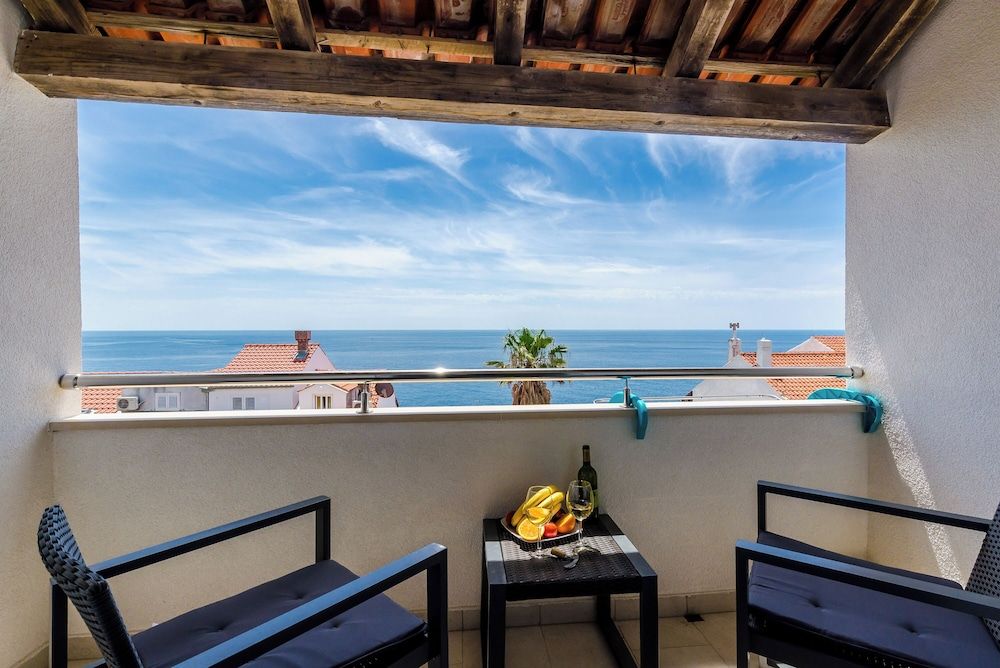 Studio (Studio Apartment with Balcony and Sea)