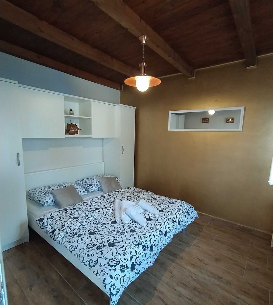 House (Two Bedroom Holiday Home with Sea Vie)