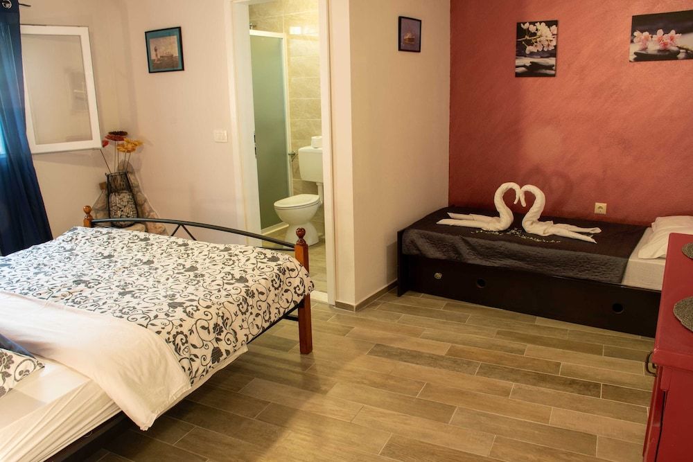 House (Two Bedroom Holiday Home with Sea Vie)