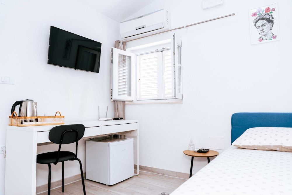 Single Room (Single Room with Shared Terrace)