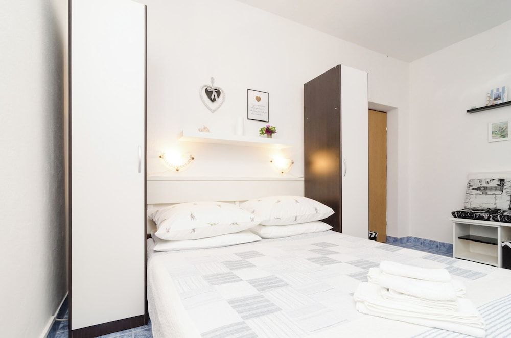 Apartments Vera Apartment (One-Bedroom Apartment with Terrace an) 2