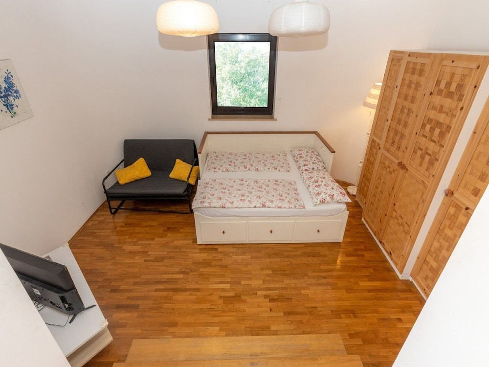 Studio (Studio Apartment (Apartment 2))