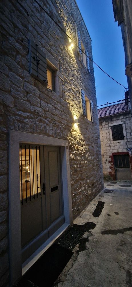 VIU2 Castle