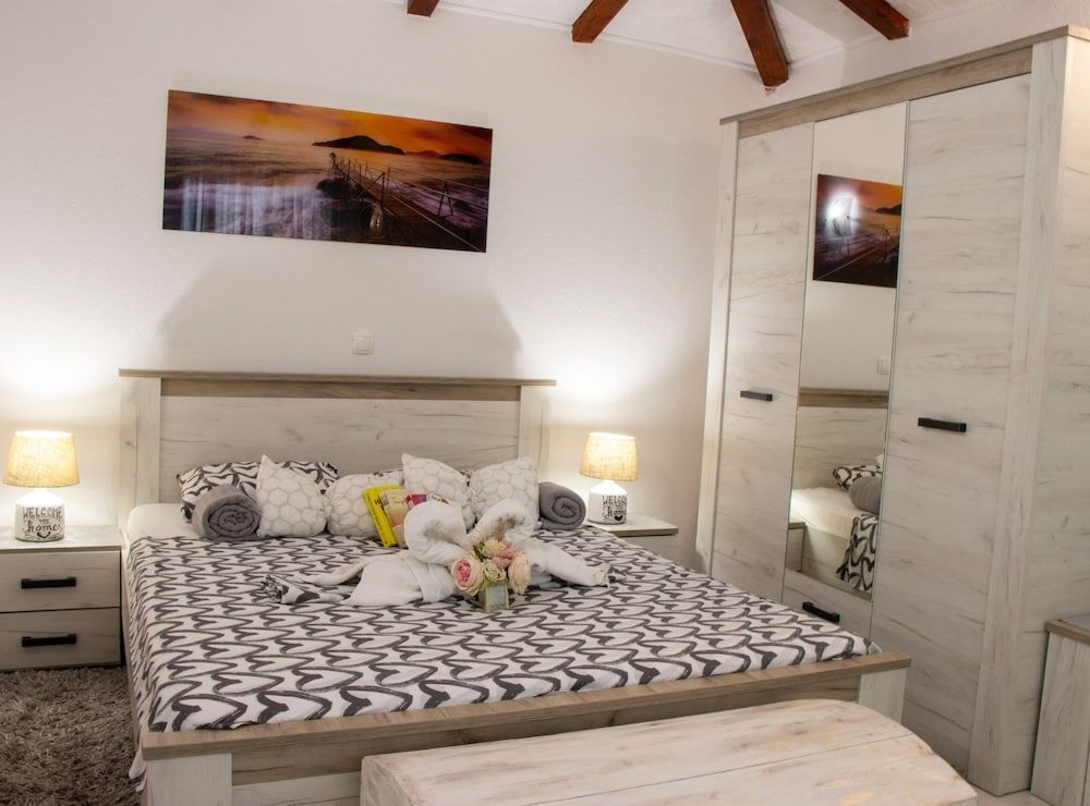 House (Authentic Dalmatian Treasure Homes - )