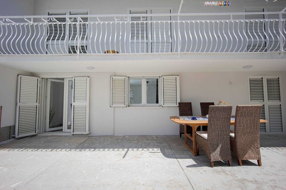 Studio (Studio Apartment)