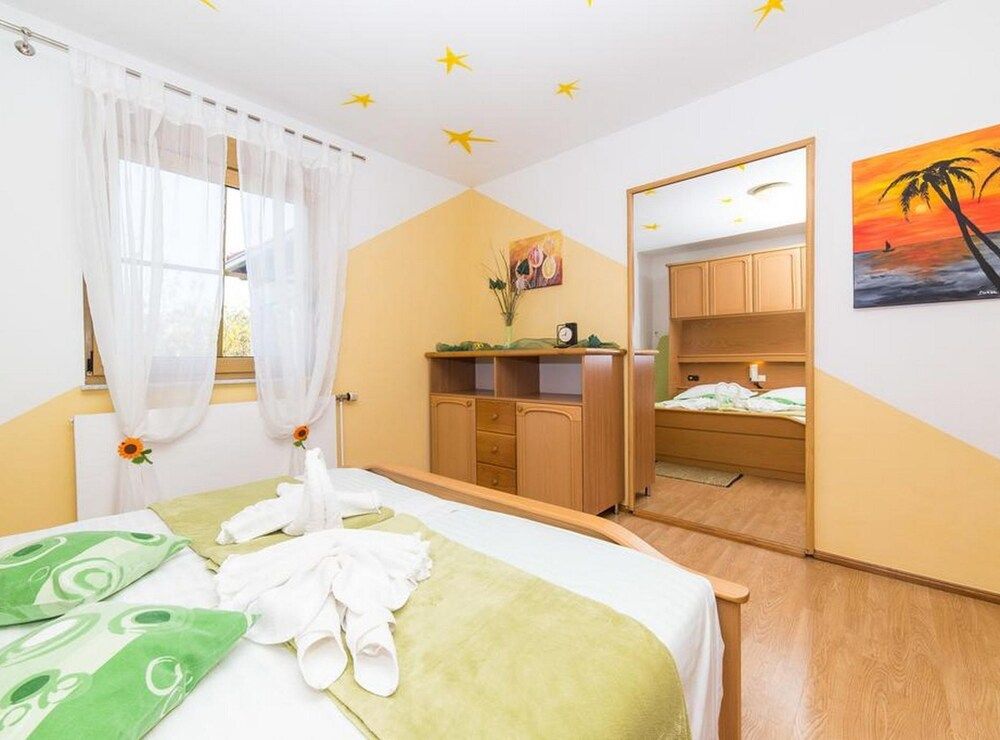 House (Four Bedroom Holiday Home with Pool)