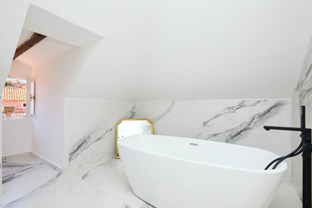 Deluxe Room, Bathtub