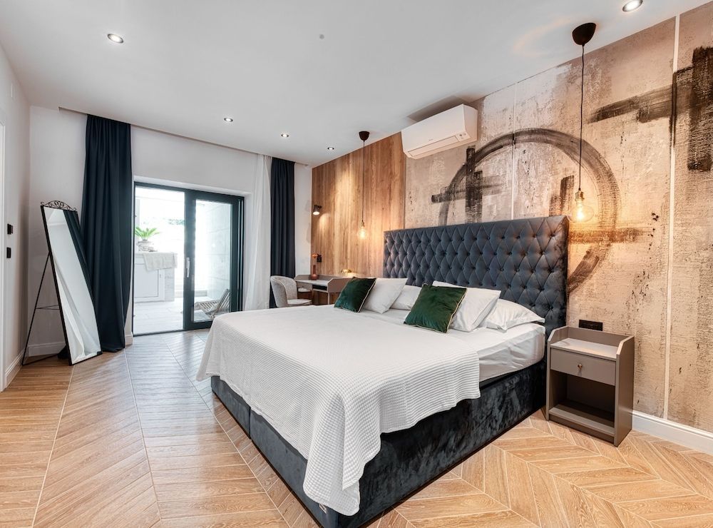 Apartment (Two Bedroom Apartment with Private Po)