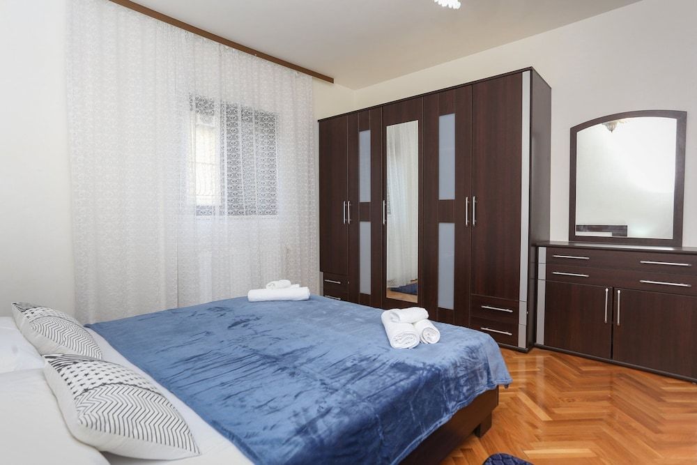 Apartment (Classic Three Bedroom Apartment with )