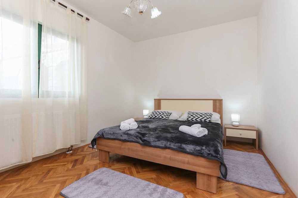 Apartment (Classic Three Bedroom Apartment with )