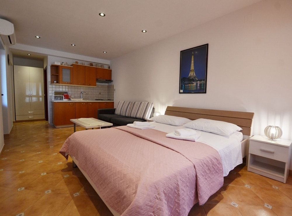 Studio (Studio Apartment with Terrace)