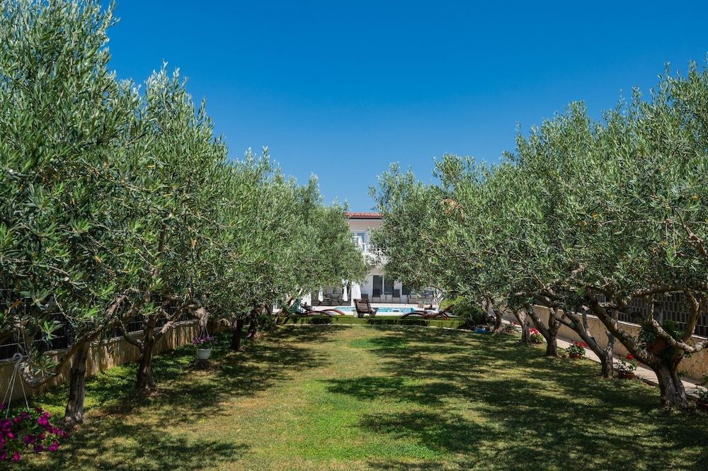 Beachfront villa Mihovil w. beach access