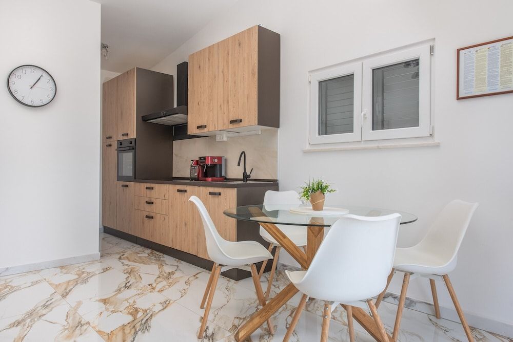 Beachfront villa Mihovil w. beach access