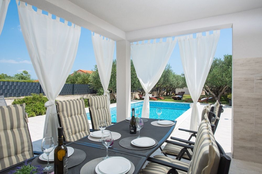 Beachfront villa Mihovil w. beach access
