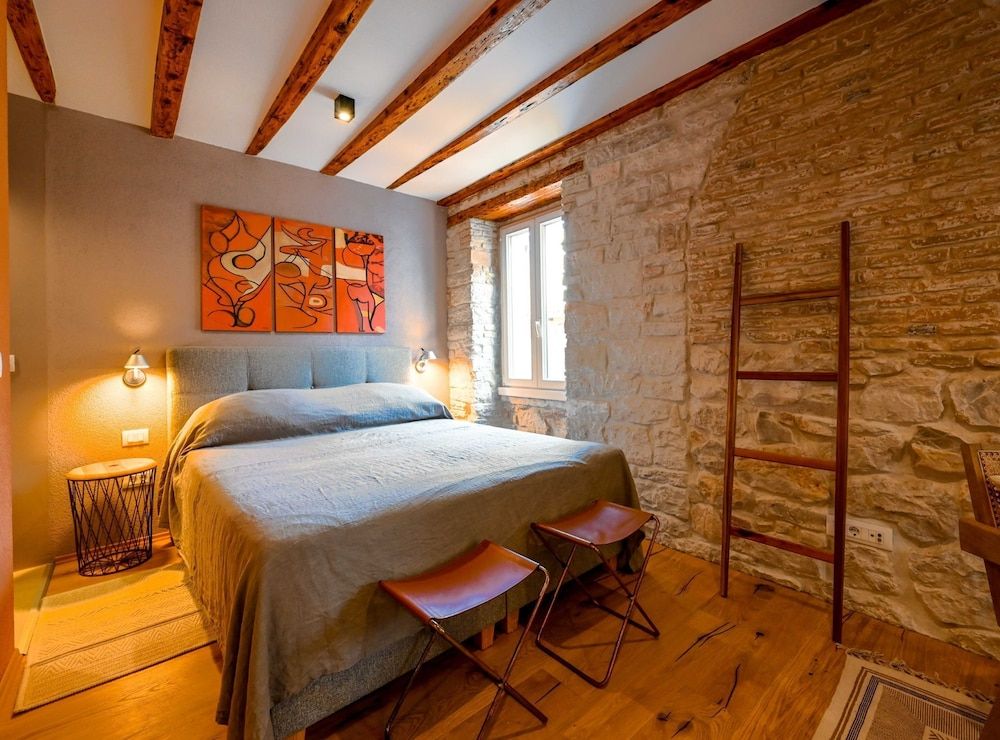 Studio (Studio Apartment)