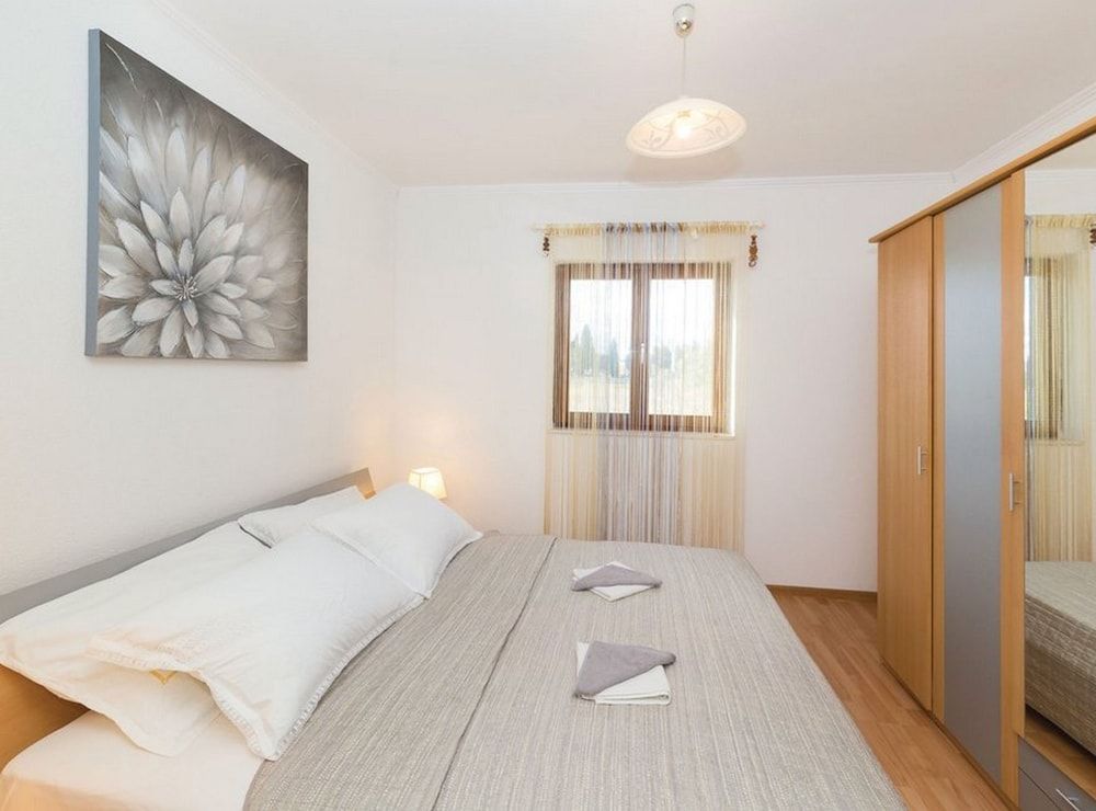 Apartment (Three Bedroom Apartment with Terrace)