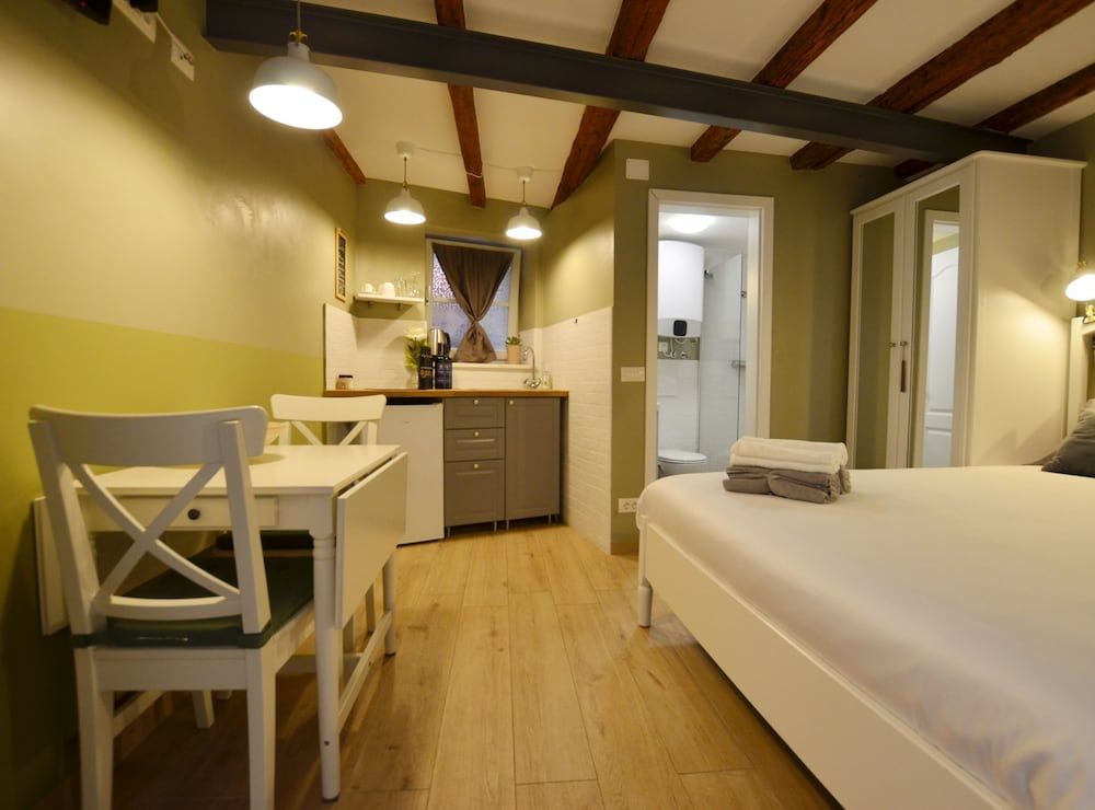 Studio (Studio Apartment)
