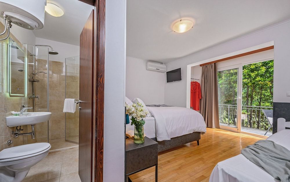 Yellow house with private parking Standard Triple Room 4