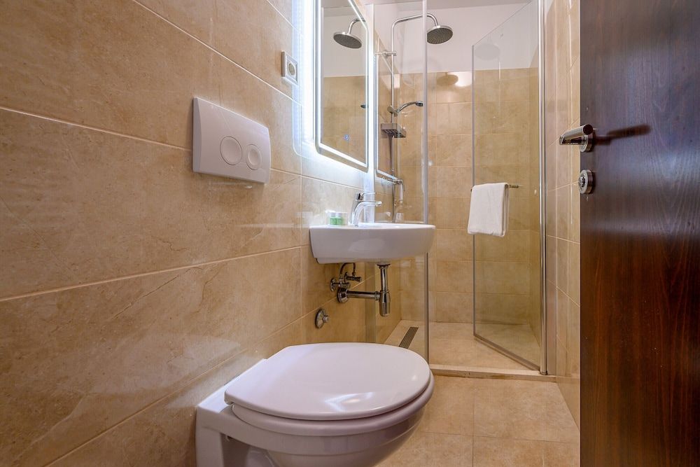 Yellow house with private parking Standard Triple Room 7