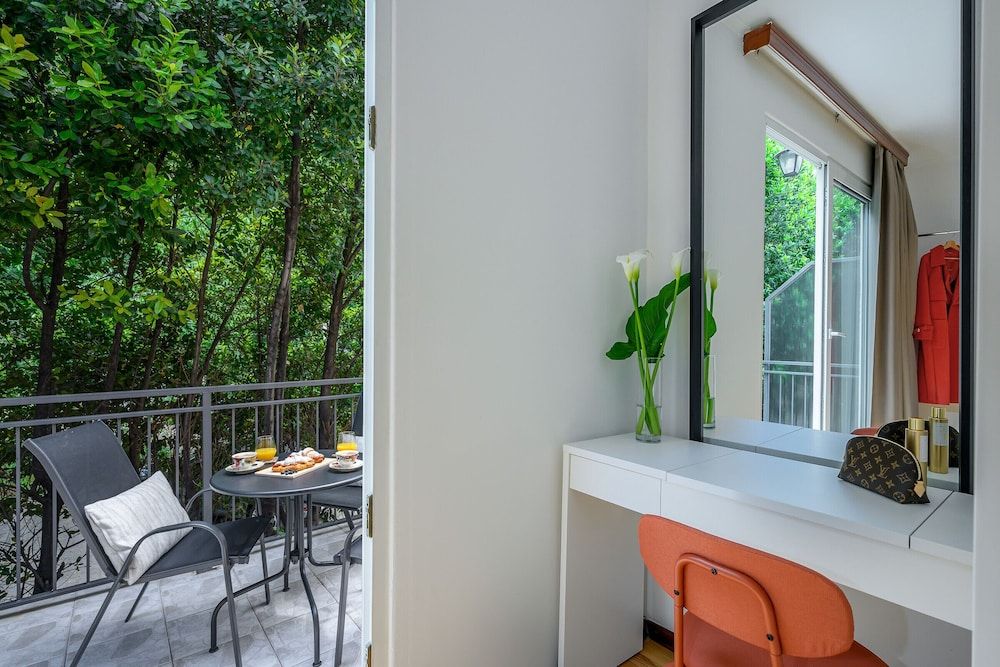 Yellow house with private parking Standard Triple Room 6