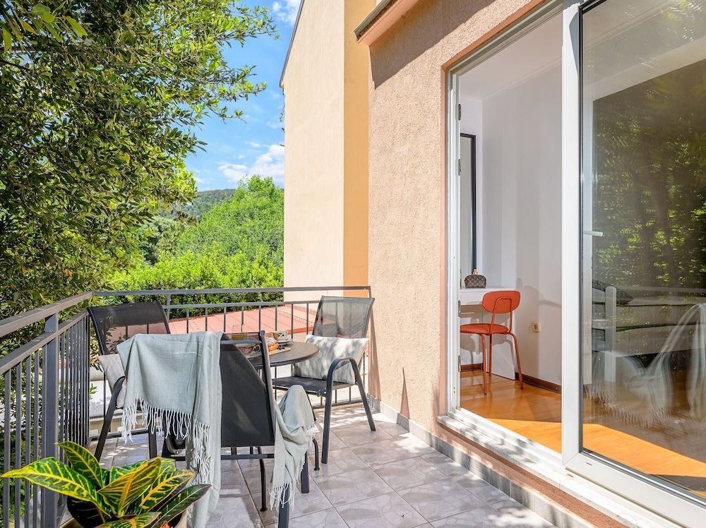 Yellow house with private parking Standard Triple Room 5