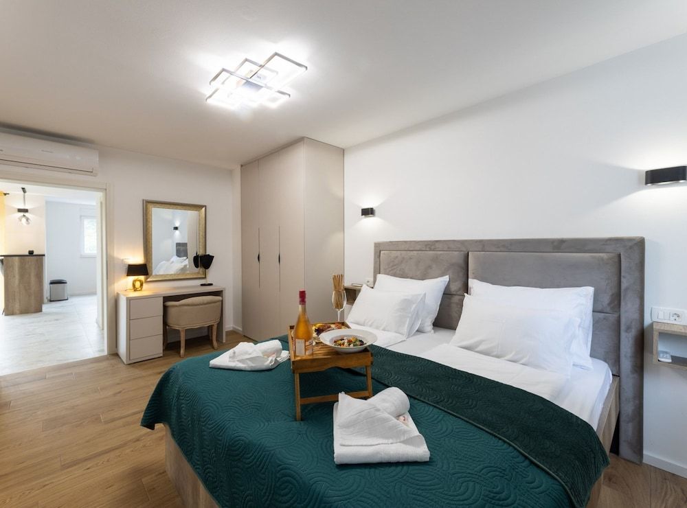 Apartment (Three Bedroom Apartment with Hot Tub)