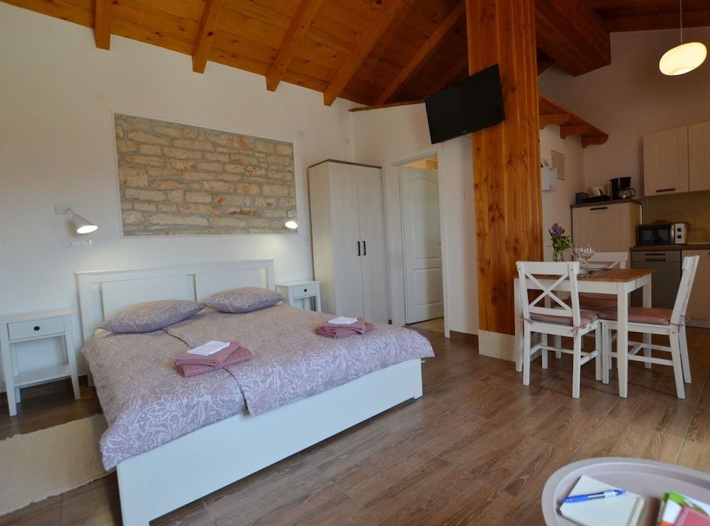Studio (Studio Apartment with Terrace)