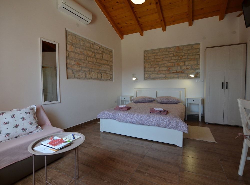 Studio (Studio Apartment with Terrace)