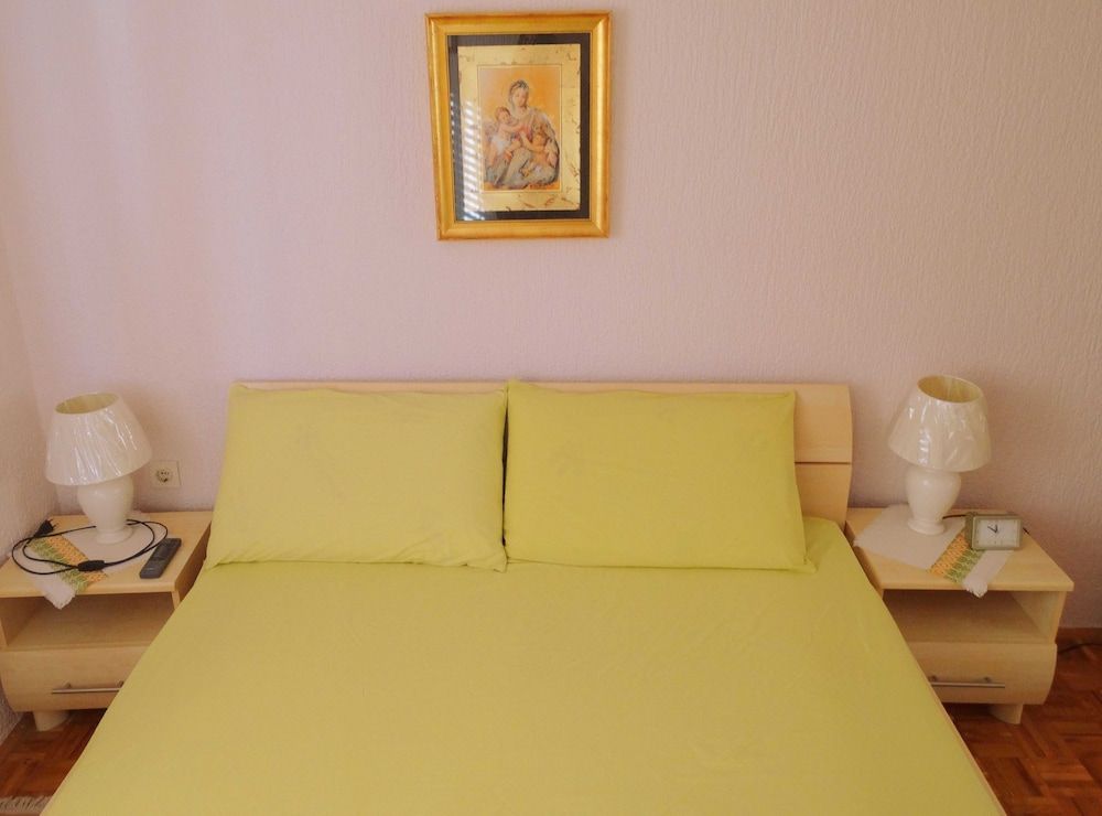 Apartment (Two Bedroom Apartment with Balcony an)